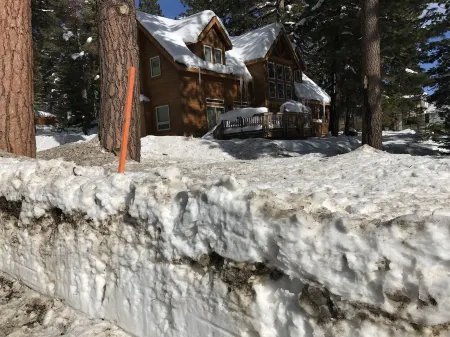 Charming cabin centrally located close to speedboat beach, Kings Beach & skiing Отели рядом с достопримечательностью «Государственная зона отдыха Кингс Бич»