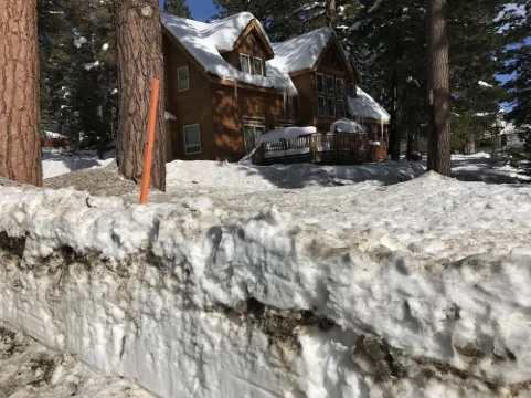 Charming cabin centrally located close to speedboat beach, Kings Beach & skiing