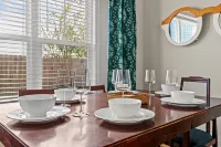 Luxury Coastal Inspired 4-Bedroom in Panama City Hotels in Callaway