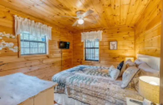 New Romantic Creekside Getaway with King Size Bed, Hot Tub & Pet Friendly