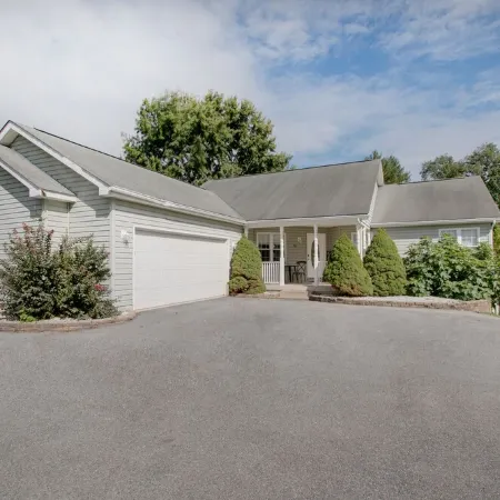 Spacious Quiet Retreat with Hot Tub and Walk to River Minutes to Harpers Ferry