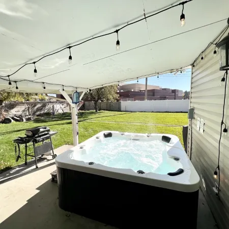 Orem Lower Level Apartment w/ Hot Tub access! 6 minutes to Provo Canyon