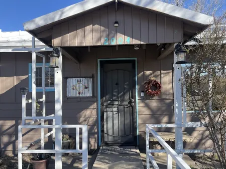 Middle of town lodge style cottage