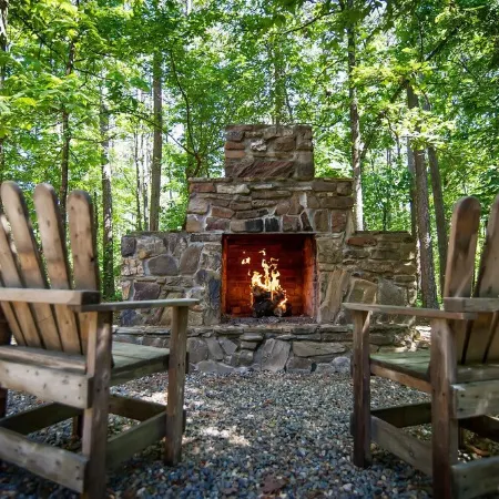 Crazy Horse is a charming Broken Bow Cabin with all the Amenities.