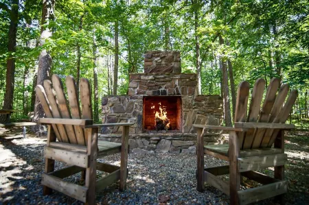 Crazy Horse is a charming Broken Bow Cabin with all the Amenities. Отели в г. Брокен Боу