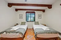 Cimarron: Spectacular city and mountain views, pool, hot tub, and more!