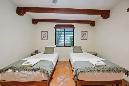 Cimarron: Spectacular city and mountain views, pool, hot tub, and more!