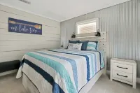 Charming 2-bedroom 2 bath house on beautiful Lake Martin. Quiet and peaceful.