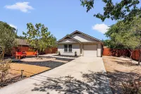 Downtown Georgetown Retreat for the family or entertaining. Pet-Friendly!
