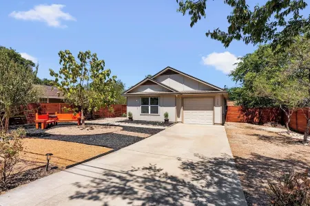 Downtown Georgetown Retreat for the family or entertaining. Pet-Friendly! Отели в г. Джорджтаун