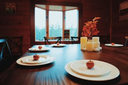 Riverfront logcabin; EVcharging, hot tub, firepit, Petfriendly Canoes, Sleeps 12