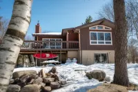 Inn Kognito 1 Lakefront, hot tub fire pit Kalahari 2nd house next door available