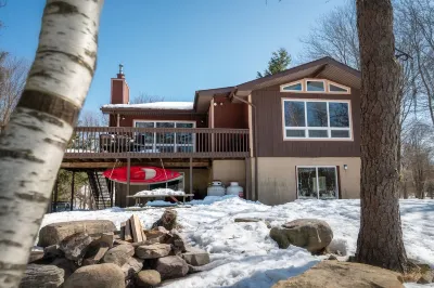 Inn Kognito 1 Lakefront, hot tub fire pit Kalahari 2nd house next door available Kalahari Resorts & Conventions - Poconos附近的飯店