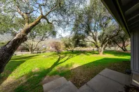 Next to Sequoia National Park Entrance and Pet Friendly! Hotels near General Sherman Tree