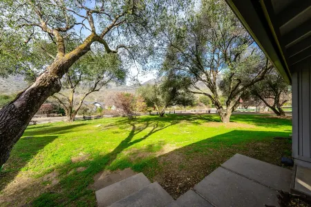 Next to Sequoia National Park Entrance and Pet Friendly! Отели рядом с достопримечательностью «Генерал Шерман»