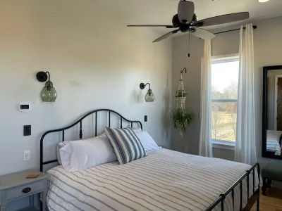 Memphis Meadows - NEW Collierville (TN) Home - privacy with great views