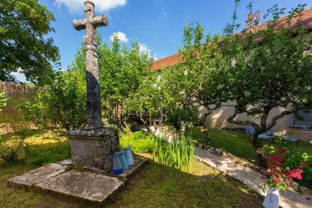 Le P'tit Pichot Charming Cottage in little wine village 8kms from Beaune