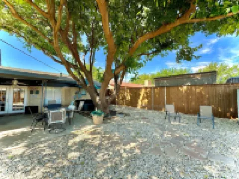 Sleeps 19 ♨Hot Tub♨Game Room!♨3 TVs ♨Fun Backyard♨Central♨