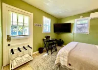 Downtown cottage 7 miles from beach