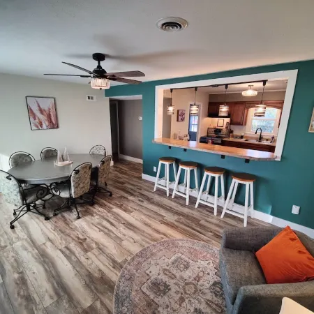 Cheerful Home w/Fireplace