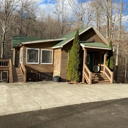 3BR 3BA Cabin, with hot tub, 3 Pools, Boat Ramp with Dock 1 mile away.