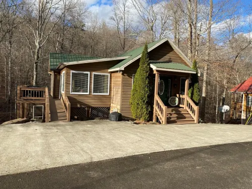 3BR 3BA Cabin, with hot tub, 3 Pools, Boat Ramp with Dock 1 mile away.