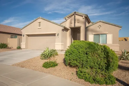 Like New Home Private pool ,New furnishings, 20 mins to State Farm stadium