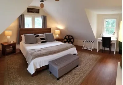 Coveted Public House suite, food trucks & craft beer on site, walk to UNH & town Hotel dekat Packer's Falls