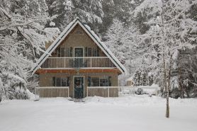 2-Story Chalet, clean, 3Br / 2Ba in Snowline, best rates, WiFi and Hot Tub