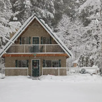 2-Story Chalet, clean, 3Br / 2Ba in Snowline, best rates, WiFi and Hot Tub