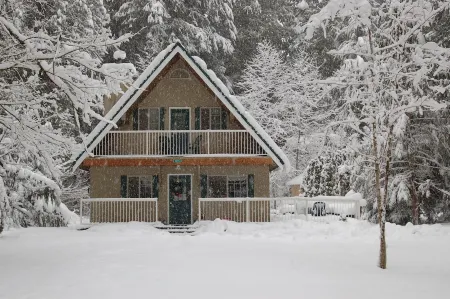 2-Story Chalet, clean, 3Br / 2Ba in Snowline, best rates, WiFi and Hot Tub