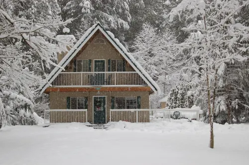 2-Story Chalet, clean, 3Br / 2Ba in Snowline, best rates, WiFi and Hot Tub