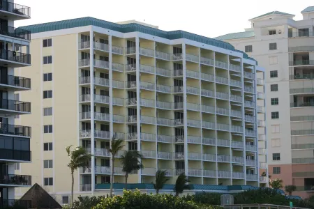 Newly remodeled beach front ! Отели рядом с достопримечательностью «Марко Айленд Бич»