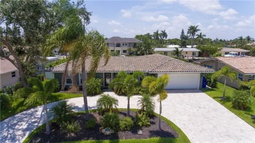 Intracoastal 🌴 Waterfront Pool Home, Walk to Beach, Heated Pool, Sit on Dock