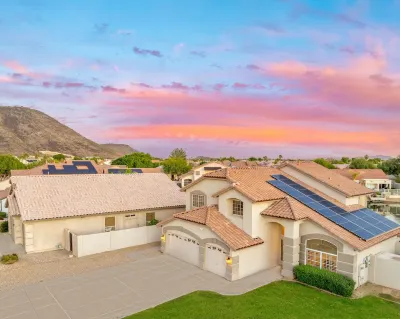 Lakefront 4-bedroom home on Lake w/ Boat, Fishing, Mountain Views & HEATED Pool! The Legend at Arrowhead附近的飯店