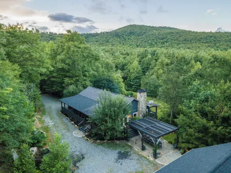 The Outpost, on Little Pisgah Mountain - a Secluded Modern Cabin Oasis
