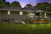 Cozy Home w/ Private Deck + Smart TVs, DT Marietta & ATL
