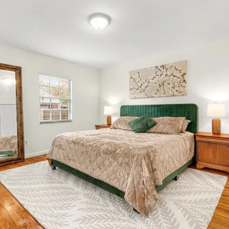 Hot tub, pool, bbq, game room near downtown