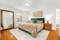 Hot tub, pool, bbq, game room near downtown