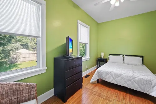 Adorable West Side Cottage with Onsite Laundry, Free Parking