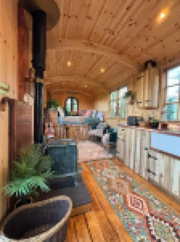 Romantic Luxury Shepherd’s Hut (Wagon) Near London & Windsor