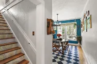 "The Hanscom House" 8 MIN walk to DT!