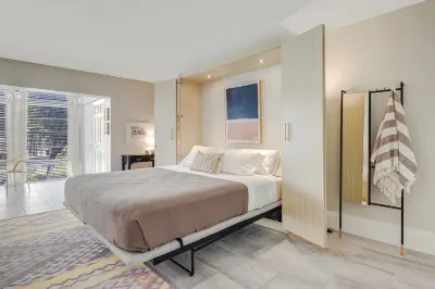 Couples Hideaway | Close to Everything | Short Walk to Beach Hotels near Mercato