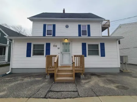 Charming Nautical Retreat-3 Br +Fully Equipped+ Short Walk to Beach! Отели рядом со станцией Cumberland Amtrak Station