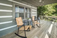 Boone/Blowing Rock Cabin: Hot Tub, Fireplace, Mountain View, Sleeps 8