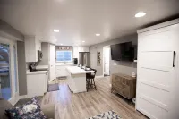 Vacation Bliss! Skier's Dream! Covered Hot Tub/Spa, Fire Pit, Mountain Views.