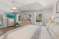 Navarre Retreat: Heated Pool, Hot Tub & Game room just minutes from the beach!