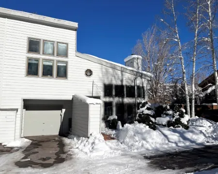 3B/3Ba Modern Ski House in Avon, CO! 10 Min Drive to Beaver Creek & Vail! Hotels in Eagle-Vail