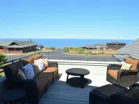 Large Luxurious Coastal Home!! Hot tub, Pet friendly, & Beautiful Coastal views