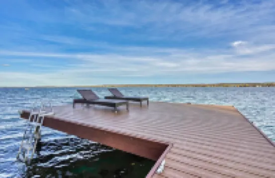 Enjoy swimming/boating in the lake, Fall Foliage, Wine trail, Skiing and Hiking
